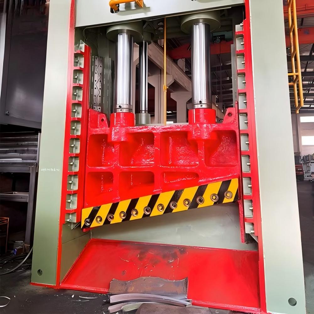 Close-up of gantry shear blades and hydraulic cylinders