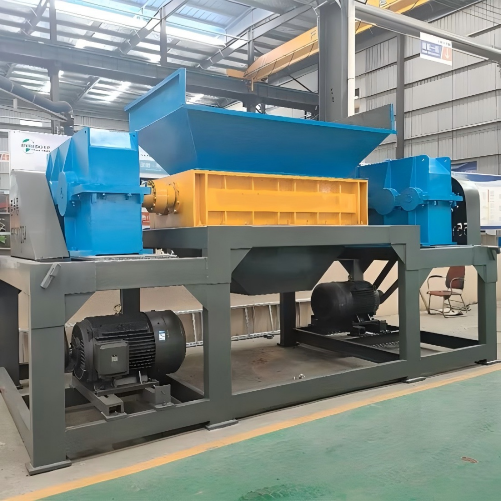 Internal view of double-shaft shredder blades