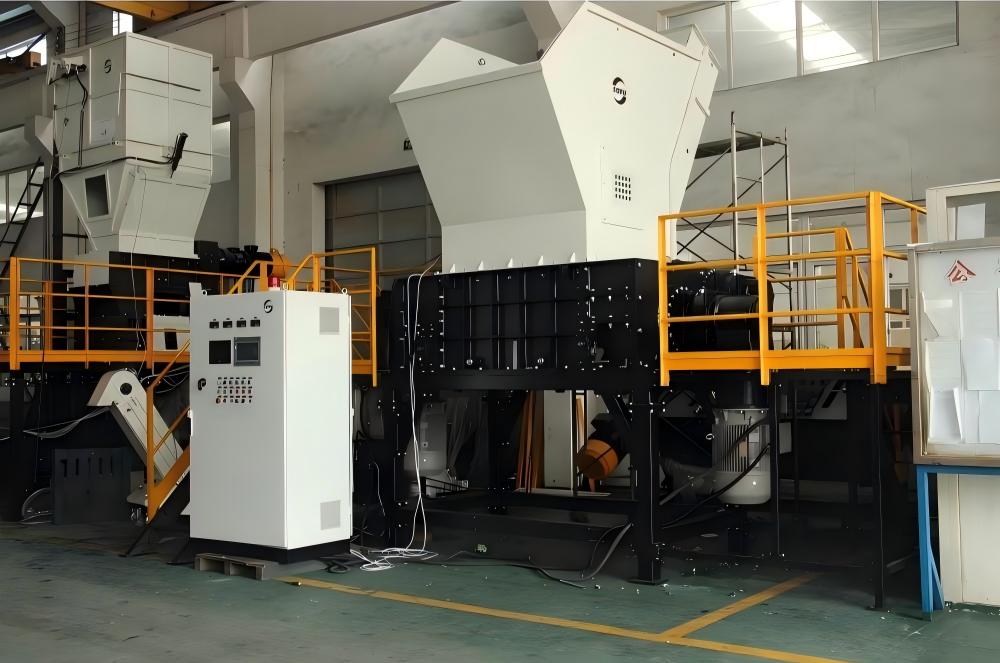 Four-Shaft Shredder Processing IBC Totes