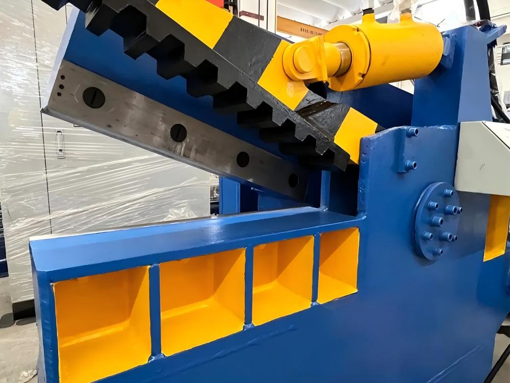 Alligator shear blades for scrap metal