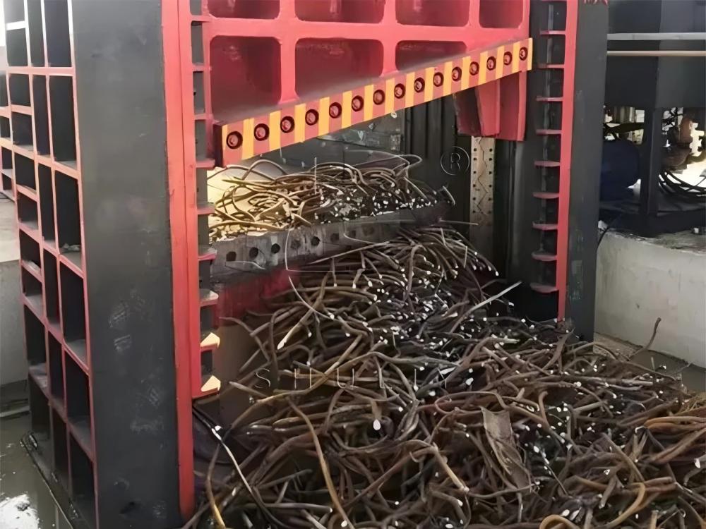 Gantry scrap metal shear processing heavy structural steel