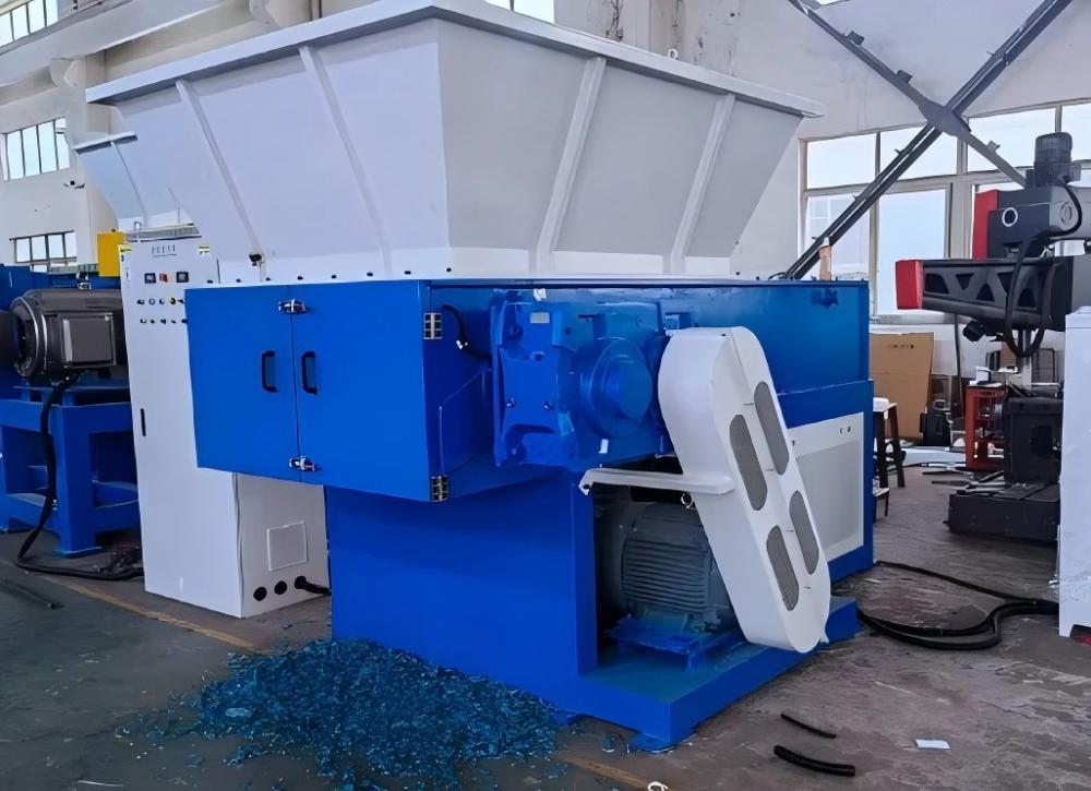Single-Shaft Shredder in Operation