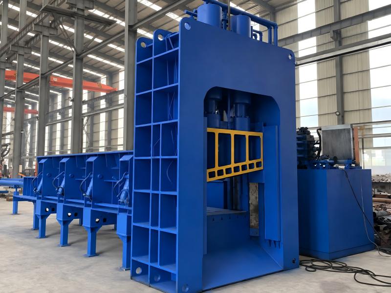 Heavy duty gantry shear in operation