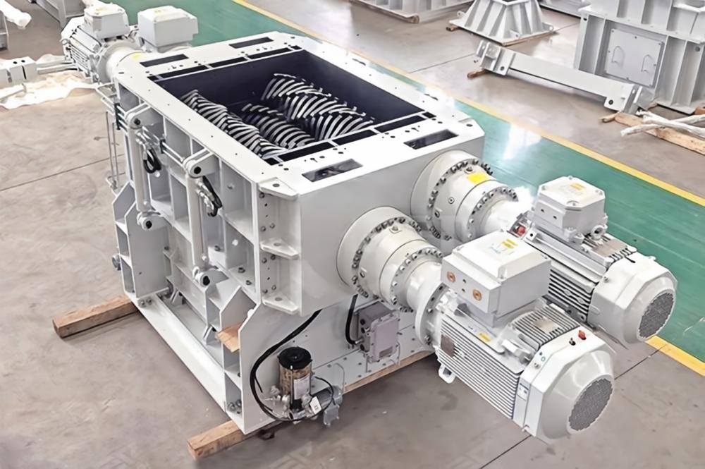 HARSLE Four-Shaft Shredder in industrial operation